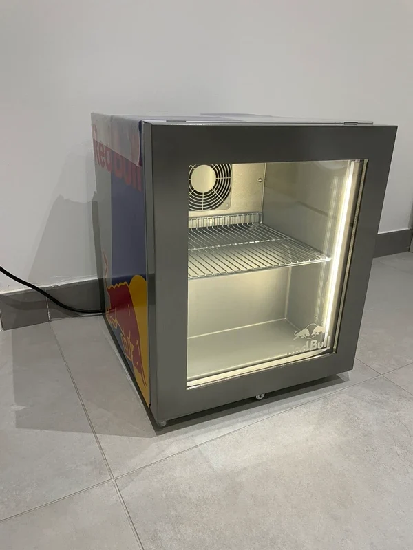 Mini nevera iluminada por dentro con el estante y el ventilador visibles